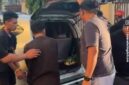 Dua pemuda dengan tangan diborgol digiring ke Mapolres Parepare setelah tim Resmob Polres Parepare menangkap keduanya terlibat pencurian Gas elpiji 3 kg