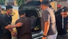 Dua pemuda dengan tangan diborgol digiring ke Mapolres Parepare setelah tim Resmob Polres Parepare menangkap keduanya terlibat pencurian Gas elpiji 3 kg