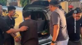 Dua pemuda dengan tangan diborgol digiring ke Mapolres Parepare setelah tim Resmob Polres Parepare menangkap keduanya terlibat pencurian Gas elpiji 3 kg