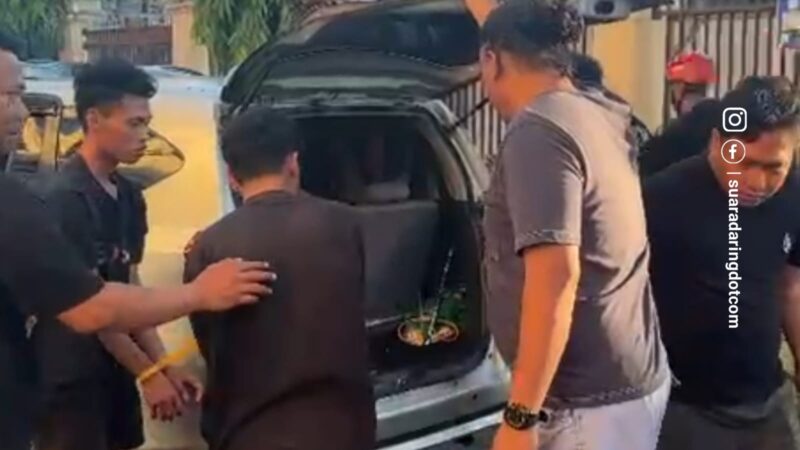 Dua pemuda dengan tangan diborgol digiring ke Mapolres Parepare setelah tim Resmob Polres Parepare menangkap keduanya terlibat pencurian Gas elpiji 3 kg