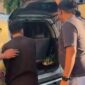 Dua pemuda dengan tangan diborgol digiring ke Mapolres Parepare setelah tim Resmob Polres Parepare menangkap keduanya terlibat pencurian Gas elpiji 3 kg