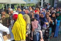 Suasana antrean warga membeli minyakita di pasar tani yang digelar DPKP kota Parepare