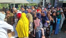 Suasana antrean warga membeli minyakita di pasar tani yang digelar DPKP kota Parepare