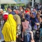 Suasana antrean warga membeli minyakita di pasar tani yang digelar DPKP kota Parepare