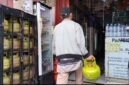Warga sedang membawa tabung gas elpiji 3 kilogram dalam kondisi kosong untuk membeli gas 
