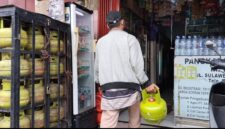 Warga sedang membawa tabung gas elpiji 3 kilogram dalam kondisi kosong untuk membeli gas 