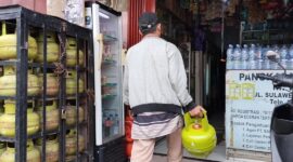 Warga sedang membawa tabung gas elpiji 3 kilogram dalam kondisi kosong untuk membeli gas 