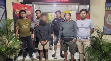 Wajah terduga pelaku disamarkan saat dimankan aparat Polsek Ujung Polres Parepare