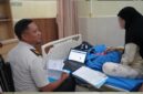 Petugas Imigrasi kelas II TPI Parepare sedang melakukan pendataan terhadap pemohon yang sedang dirawat di RS dalam rangka peningkatan pelayanan