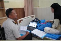 Petugas Imigrasi kelas II TPI Parepare sedang melakukan pendataan terhadap pemohon yang sedang dirawat di RS dalam rangka peningkatan pelayanan
