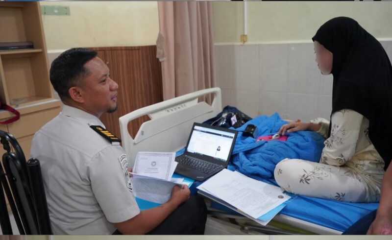 Petugas Imigrasi kelas II TPI Parepare sedang melakukan pendataan terhadap pemohon yang sedang dirawat di RS dalam rangka peningkatan pelayanan