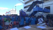 Aktivitas buruh di pelabuhan nusantara Parepare saat KM Lambelu bersandar