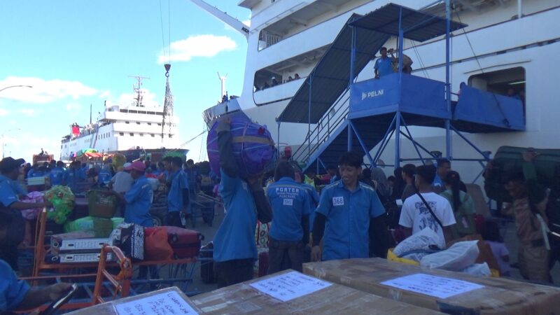 Aktivitas buruh di pelabuhan nusantara Parepare saat KM Lambelu bersandar