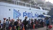 Penumpang mangantre di dermaga naik ke atas kapal milik PELNI