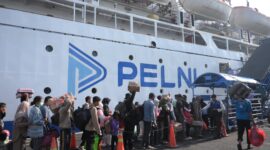 Penumpang mangantre di dermaga naik ke atas kapal milik PELNI