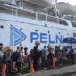 Penumpang mangantre di dermaga naik ke atas kapal milik PELNI