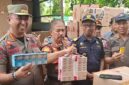 Petugas Bea Cukai Parepare bersama dengan Satpol PP Sulbar memperlihatkan barang bukti rokok ilegal hasil operasi bersama