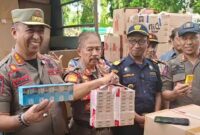 Petugas Bea Cukai Parepare bersama dengan Satpol PP Sulbar memperlihatkan barang bukti rokok ilegal hasil operasi bersama