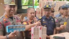Petugas Bea Cukai Parepare bersama dengan Satpol PP Sulbar memperlihatkan barang bukti rokok ilegal hasil operasi bersama