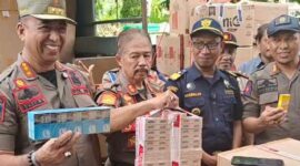 Petugas Bea Cukai Parepare bersama dengan Satpol PP Sulbar memperlihatkan barang bukti rokok ilegal hasil operasi bersama