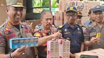 Petugas Bea Cukai Parepare bersama dengan Satpol PP Sulbar memperlihatkan barang bukti rokok ilegal hasil operasi bersama