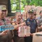 Petugas Bea Cukai Parepare bersama dengan Satpol PP Sulbar memperlihatkan barang bukti rokok ilegal hasil operasi bersama
