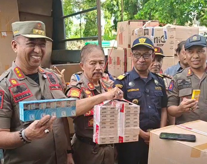 Petugas Bea Cukai Parepare bersama dengan Satpol PP Sulbar memperlihatkan barang bukti rokok ilegal hasil operasi bersama