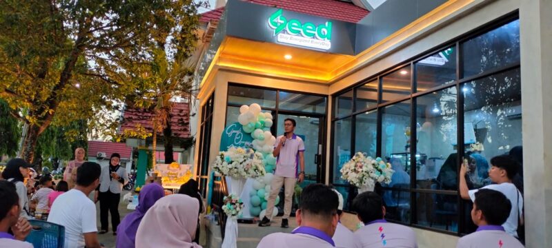 Menejer PLN UP3 Parepare, Muhammad Akbar, memberikan sambutan dalam rangka grand opening Seed Coffee Indonesia 