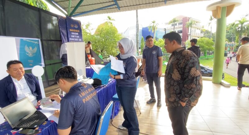 Suasana pelayanan Imigrasi di CFD Lapangan Andi Makkasau Parepare. Minggu, 14 Juni 2026