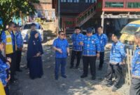 Suasana saat anggota komisi XII DPR RI Andi Muzakkir Aqil memantau proyek perbaikan jalan Ambo Matti