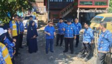 Suasana saat anggota komisi XII DPR RI Andi Muzakkir Aqil memantau proyek perbaikan jalan Ambo Matti