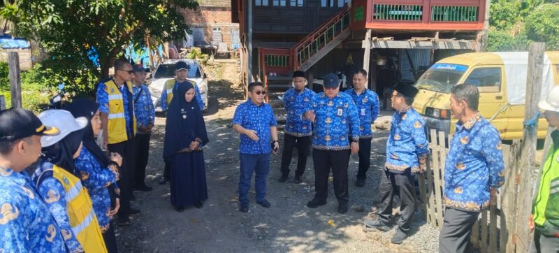 Suasana saat anggota komisi XII DPR RI Andi Muzakkir Aqil memantau proyek perbaikan jalan Ambo Matti