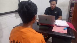 Pelaku saat menjalani pemeriksaan di ruang satreskrim polres Parepare