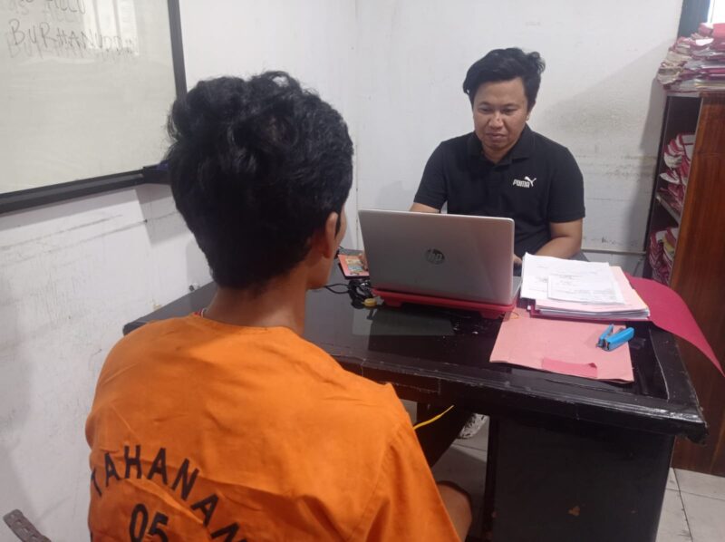 Pelaku saat menjalani pemeriksaan di ruang satreskrim polres Parepare