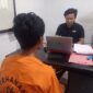 Pelaku saat menjalani pemeriksaan di ruang satreskrim polres Parepare