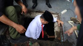 Wali kota Tasming Hamid turun langsung pantau pengerukan drainase tersumbat