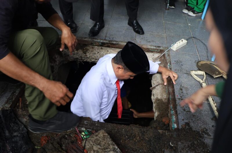 Wali kota Tasming Hamid turun langsung pantau pengerukan drainase tersumbat