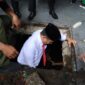 Wali kota Tasming Hamid turun langsung pantau pengerukan drainase tersumbat