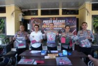 Aparat Polisi memperlhatkan Barang Bukti hasil kejahatan dalam pengungkapan kasus hasil operasi pekat lipu 2026 di Mapolres Parepare