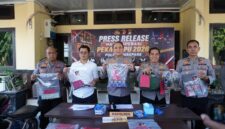 Aparat Polisi memperlhatkan Barang Bukti hasil kejahatan dalam pengungkapan kasus hasil operasi pekat lipu 2026 di Mapolres Parepare
