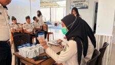 Pegawai Lapas kelas IIA Parepare menjalani pemeriksaan tes urine