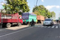 Antrean kendaraan truk mengantre di SPBU Ujung bulu hingga di badan jalan 