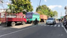 Antrean kendaraan truk mengantre di SPBU Ujung bulu hingga di badan jalan