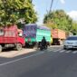 Antrean kendaraan truk mengantre di SPBU Ujung bulu hingga di badan jalan 
