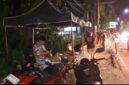 Suasana saat petugas Satpol PP menertibkan PKL di kawasan Sumpang Minangae malam itu yang disaksikan oleh salah satu anggota DPRD Sappe