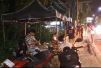 Suasana saat petugas Satpol PP menertibkan PKL di kawasan Sumpang Minangae malam itu yang disaksikan oleh salah satu anggota DPRD Sappe
