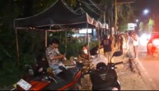 Suasana saat petugas Satpol PP menertibkan PKL di kawasan Sumpang Minangae malam itu yang disaksikan oleh salah satu anggota DPRD Sappe