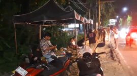 Suasana saat petugas Satpol PP menertibkan PKL di kawasan Sumpang Minangae malam itu yang disaksikan oleh salah satu anggota DPRD Sappe
