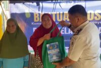 Petugas Rutan kelas IIB Barru serahkan Bansos kepada 10 warga penerima manfaat di Dusun Panrengnge desa Madello kecamatan Balusu kabupaten Barru.  