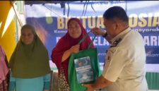 Petugas Rutan kelas IIB Barru serahkan Bansos kepada 10 warga penerima manfaat di Dusun Panrengnge desa Madello kecamatan Balusu kabupaten Barru.